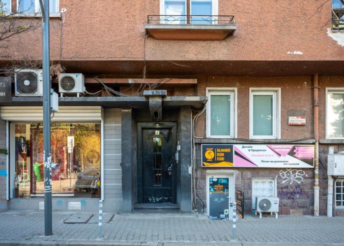 Luminous 2BDR with Balcony & View in the center
