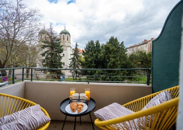 Luminous 2BDR with Balcony & View in the center