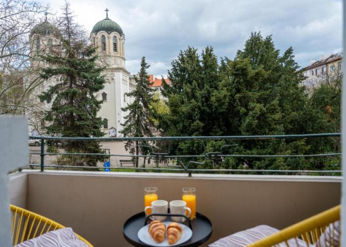 Luminous 2BDR with Balcony & View in the center