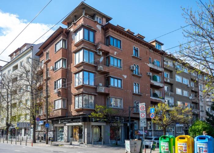 Luminous 2BDR with Balcony & View in the center