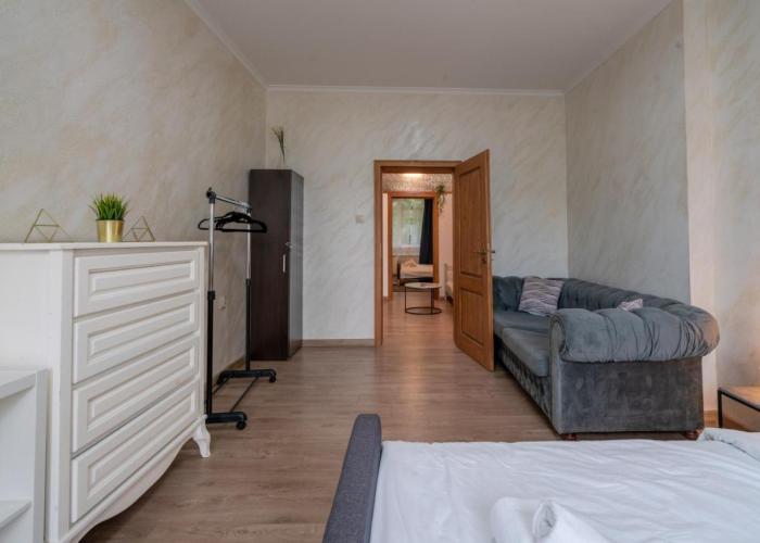 Luminous 2BDR with Balcony & View in the center