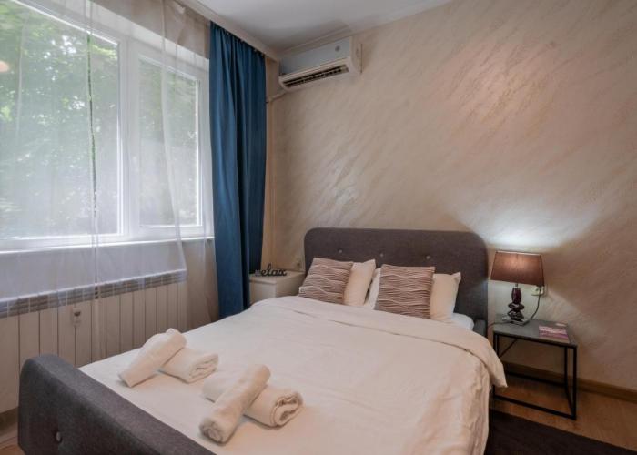 Luminous 2BDR with Balcony & View in the center