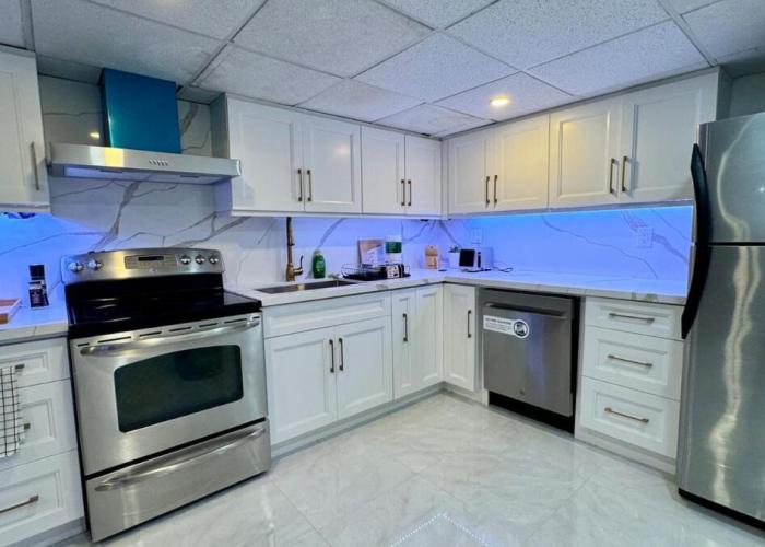 Cozy Hidden Gem, Stylish 2BR with Sofa Bed