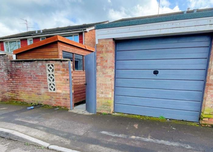 4 Bedrooms Holiday Home