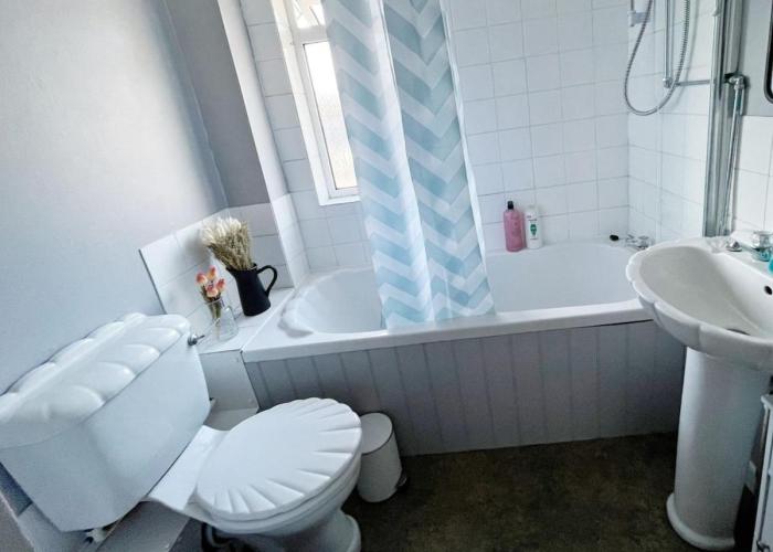4 Bedrooms Holiday Home