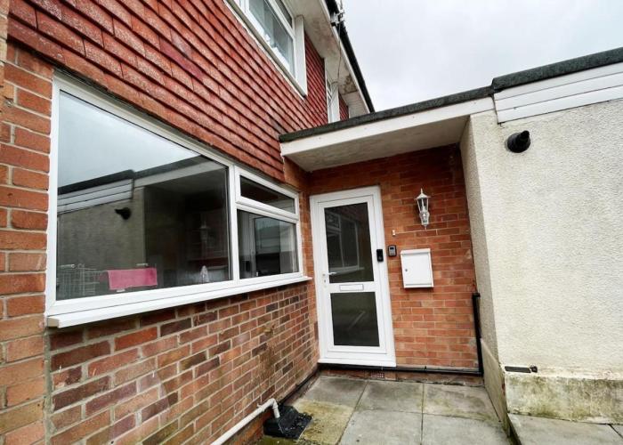 4 Bedrooms Holiday Home