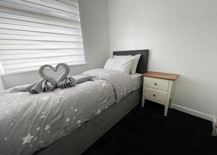 4 Bedrooms Holiday Home