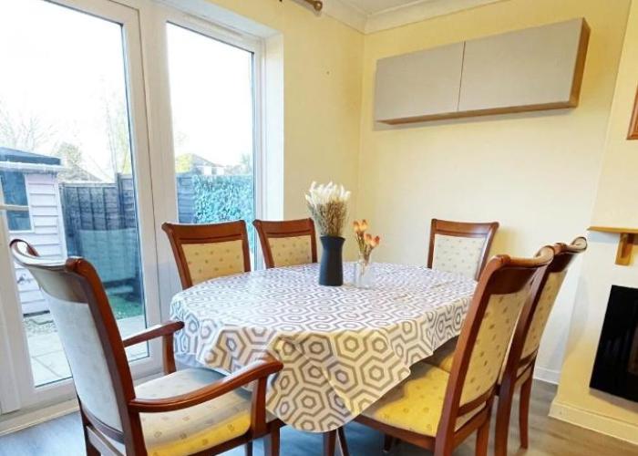 4 Bedrooms Holiday Home