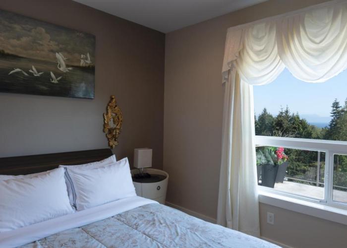 Luxury Rainbow House with Pool Table, Oceanview