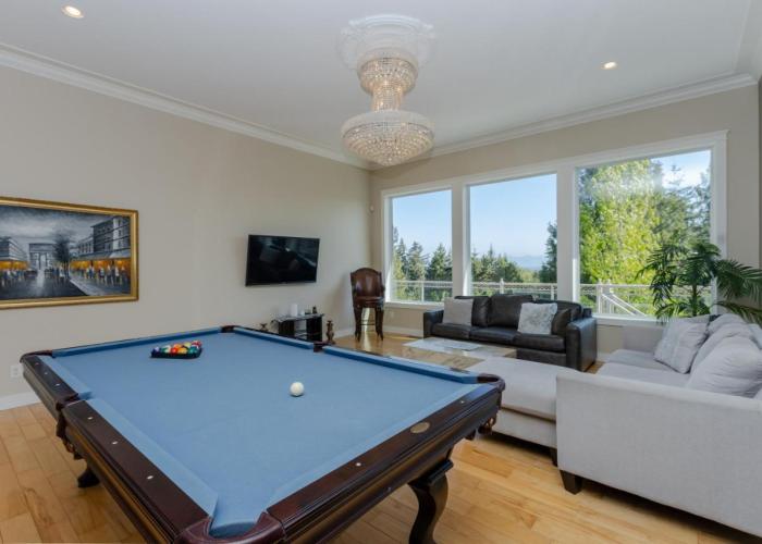 Luxury Rainbow House with Pool Table, Oceanview