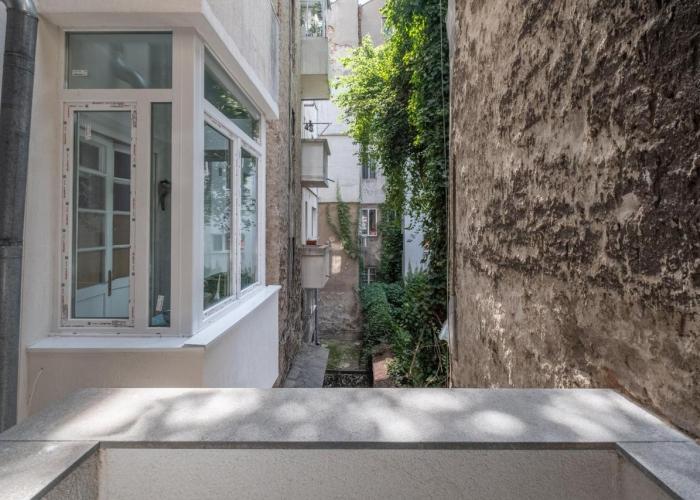 Spacious & Central 2BR with Terrace, Cozy & Modern by Flat Mаnager