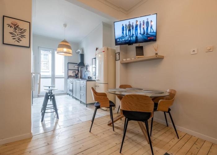 Spacious & Central 2BR with Terrace, Cozy & Modern by Flat Mаnager