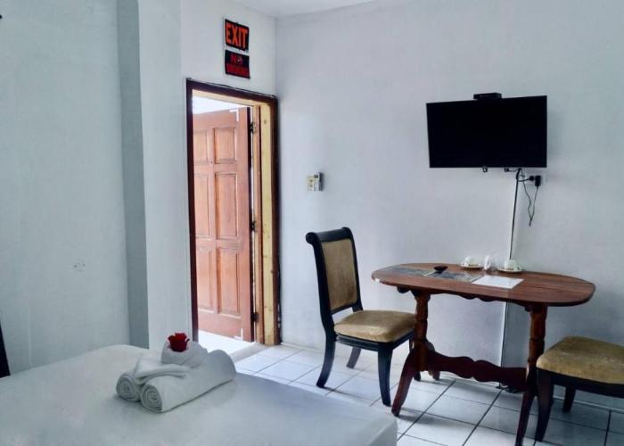 Courtside Studio w SeaView Pool Deck near Airport