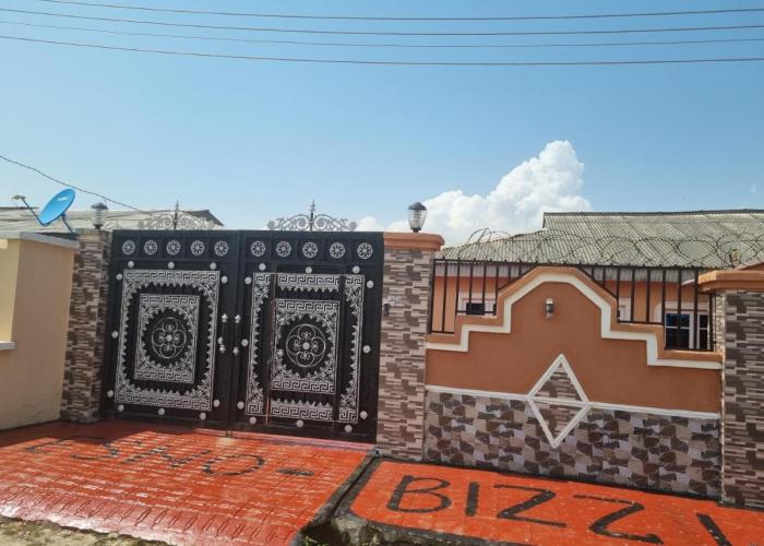 Luxury & Secured 3 Bedroom House with 24 Hours Solar Light