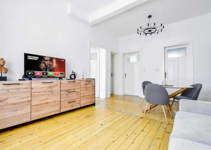 Classic Charm - 2BD central Apartment by FlatManager