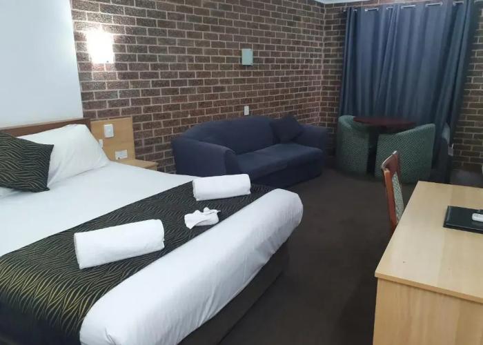 Moonraker Motor Inn