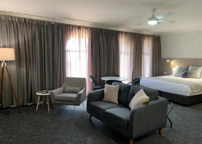 Hamilton's Henry Parkes Motor Inn, Parkes