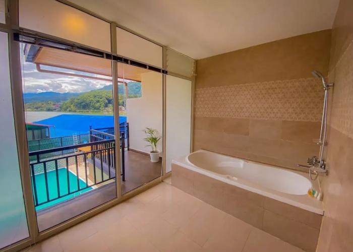Majestic Lakefront Hotel & Suites