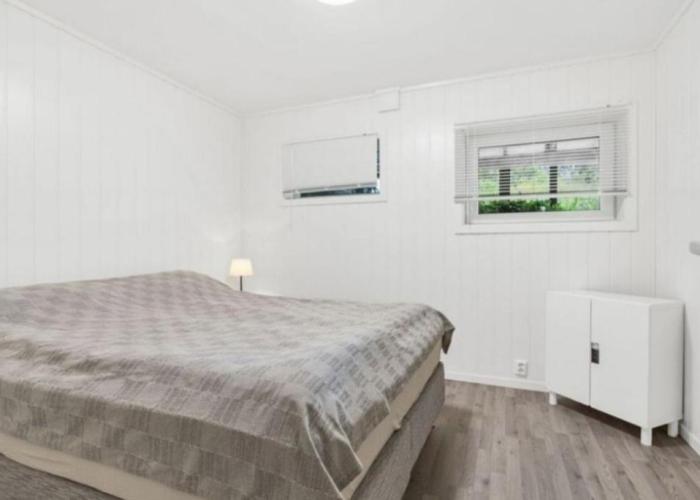 Lovely 1 bedroom downstairs condo with free parking place