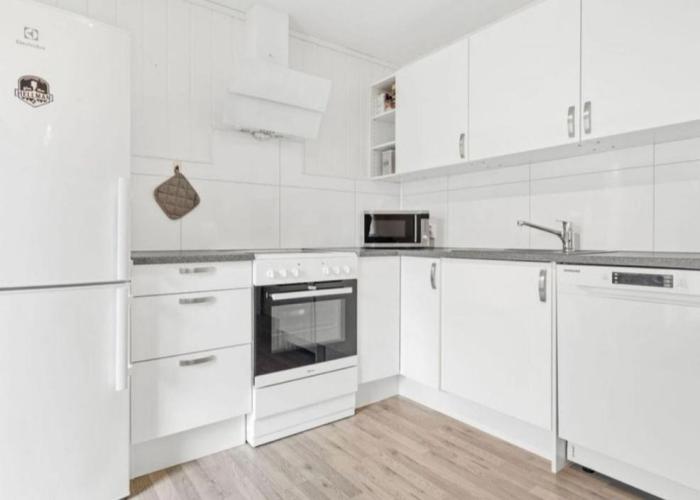 Lovely 1 bedroom downstairs condo with free parking place