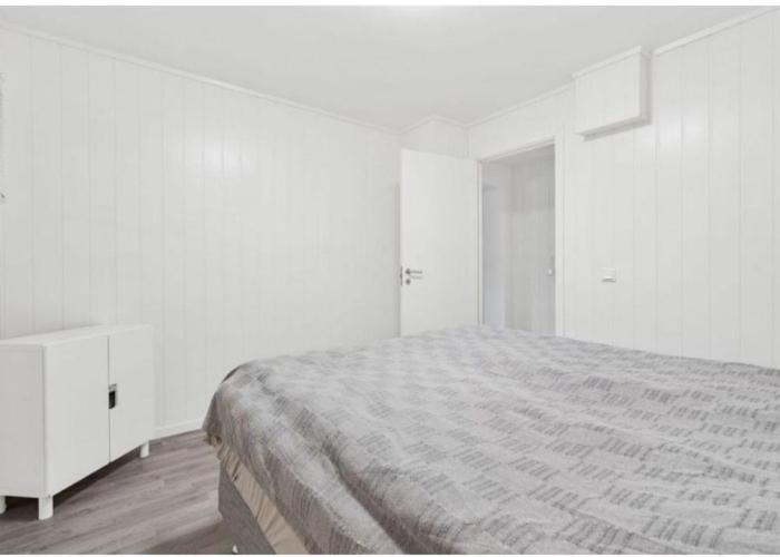 Lovely 1 bedroom downstairs condo with free parking place