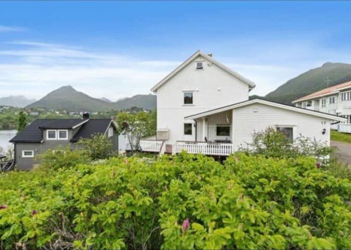 Lovely 1 bedroom downstairs condo with free parking place