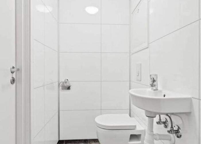 Lovely 1 bedroom downstairs condo with free parking place