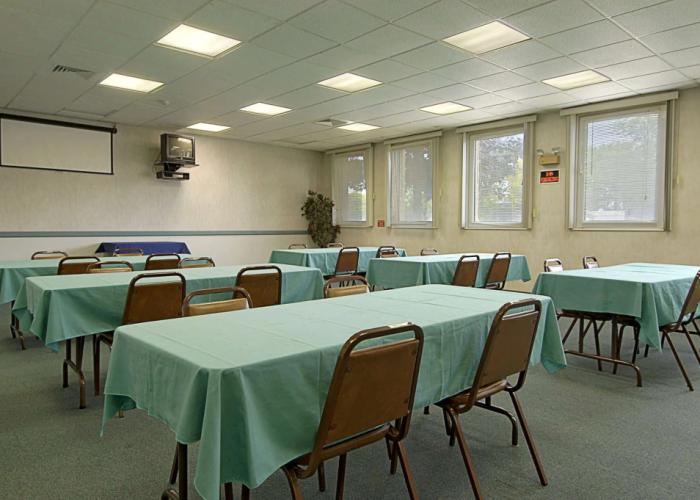 Super 8 by Wyndham Plattsburgh