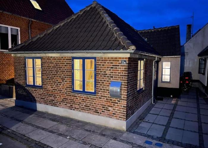 Hyggeligt lille byhus lige mellem havnen og bytorv