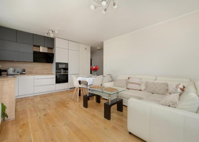 Exceptional Apartment with Parking for 6 Guests by Noclegi Renters