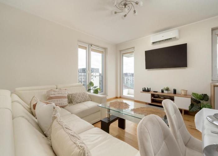 Exceptional Apartment with Parking for 6 Guests by Noclegi Renters