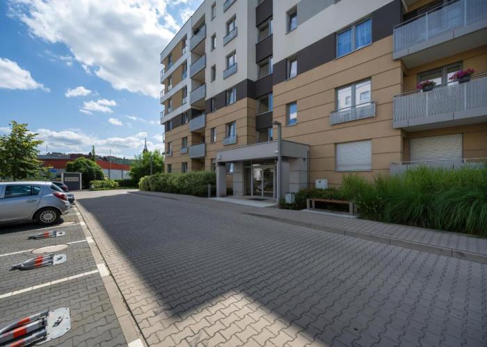 Exceptional Apartment with Parking for 6 Guests by Noclegi Renters