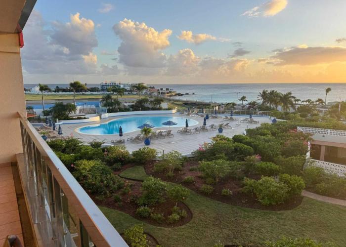 Paradise Perch - Royal Retreats at Maho Beach