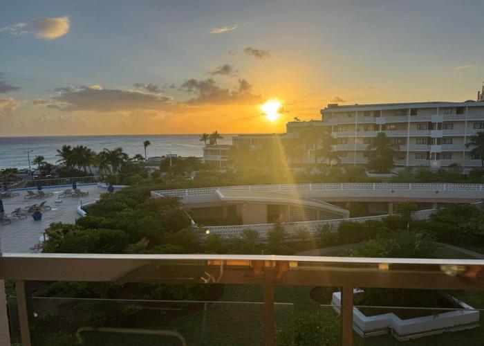 Paradise Perch - Royal Retreats at Maho Beach