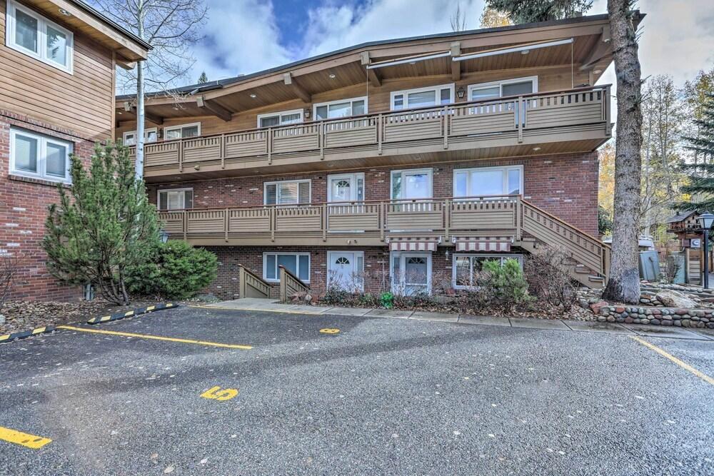 Aspen Condo w/ Mountain Views & Ski Access!