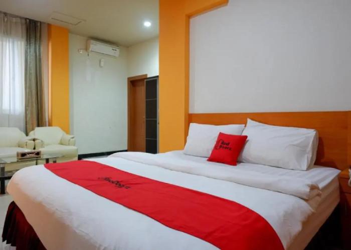 RedDoorz Plus @ Cameloan Hotel Palu