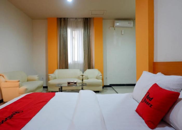 RedDoorz Plus @ Cameloan Hotel Palu