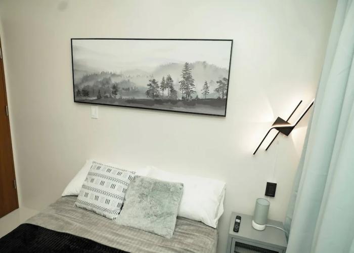 2-bedroom Elegant Condo With Sunrise & Mountain View