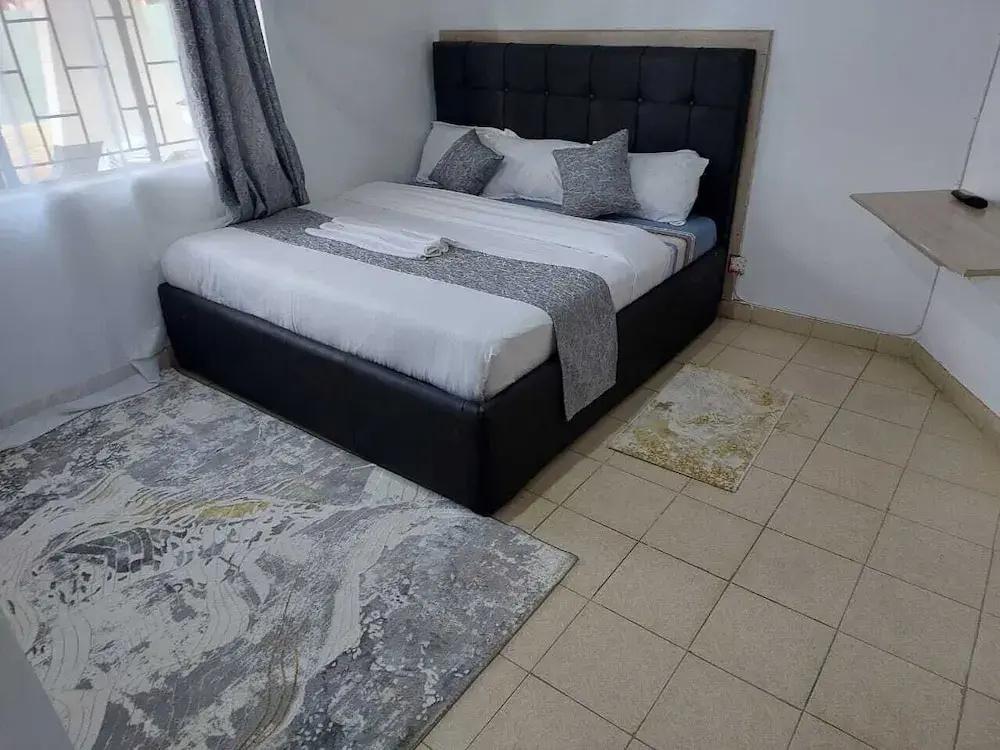 фото White House Lounge & Accommodation