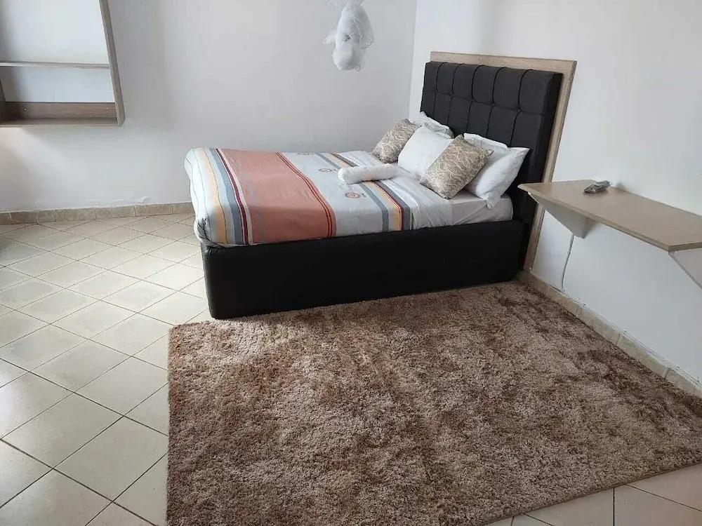 фото White House Lounge & Accommodation