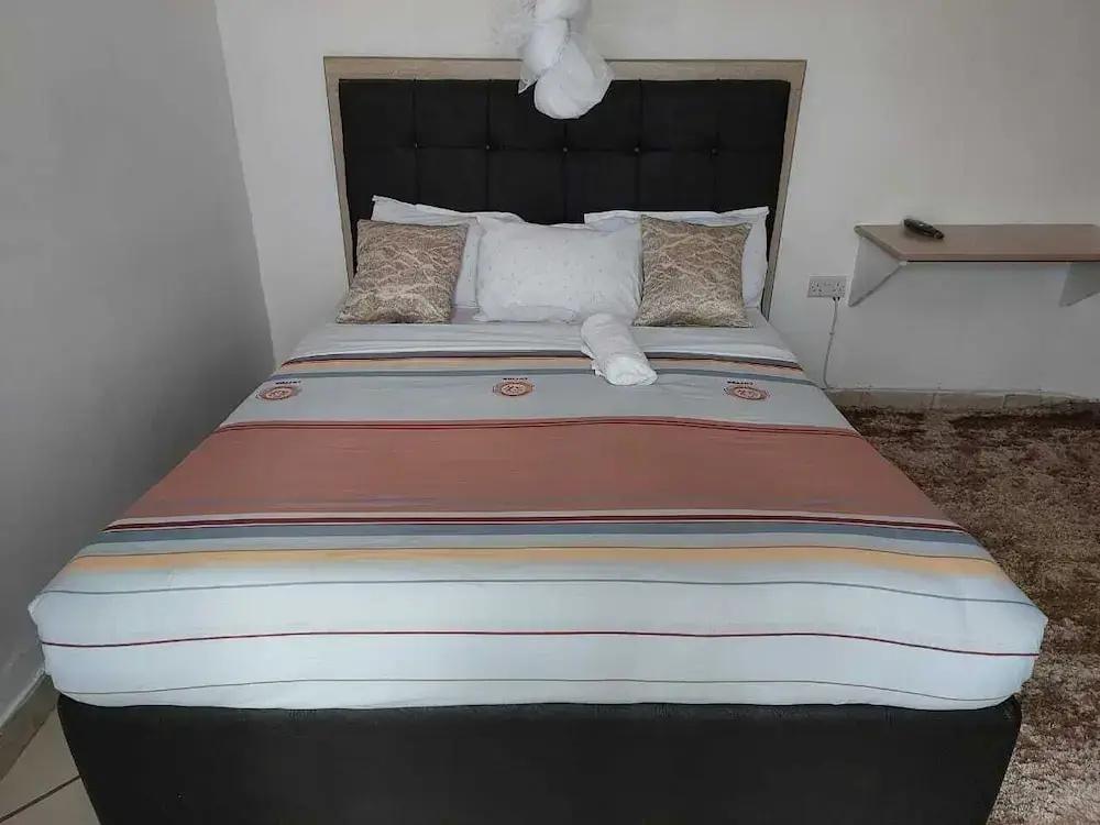 фото White House Lounge & Accommodation