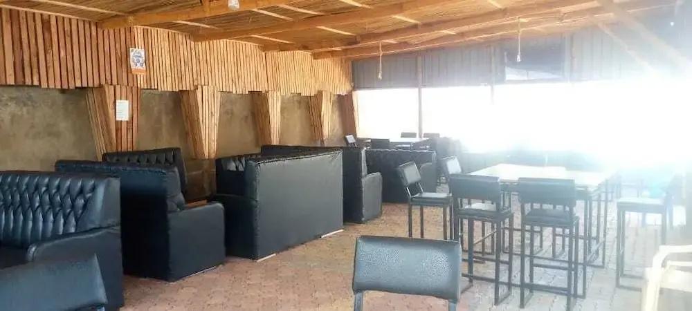 фото White House Lounge & Accommodation