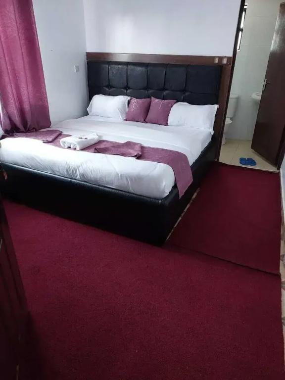фото White House Lounge & Accommodation