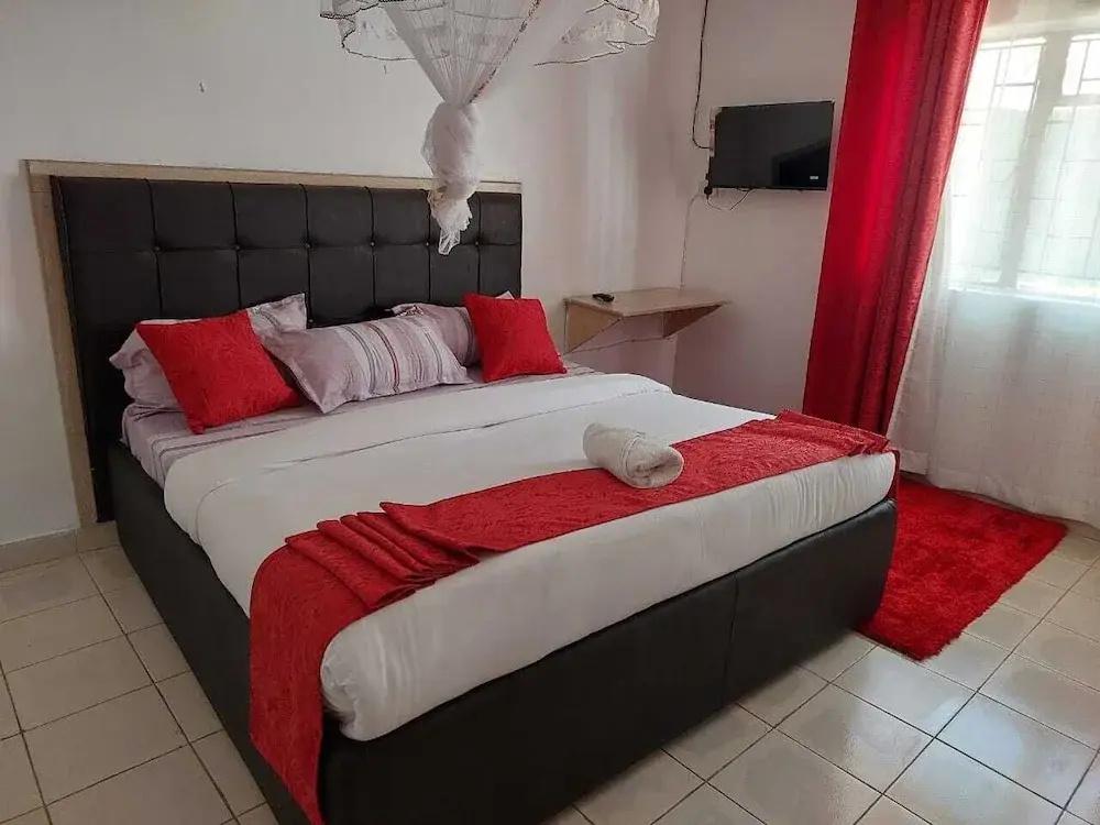 фото White House Lounge & Accommodation