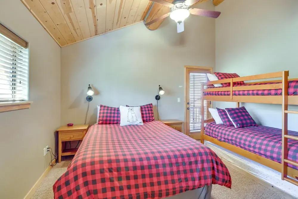 Golf, Hike, Relax: Cabin 3 Mi to Fool Hollow Lake!