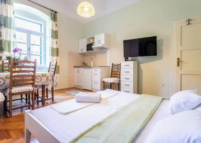 Traditional apartment Bacvice, 3 min walk to the beach