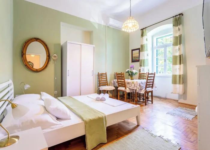 Traditional apartment Bacvice, 3 min walk to the beach