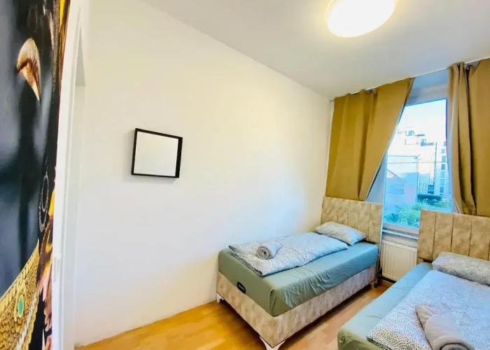 Rooms in Cozy 4BR Shared Apt Central