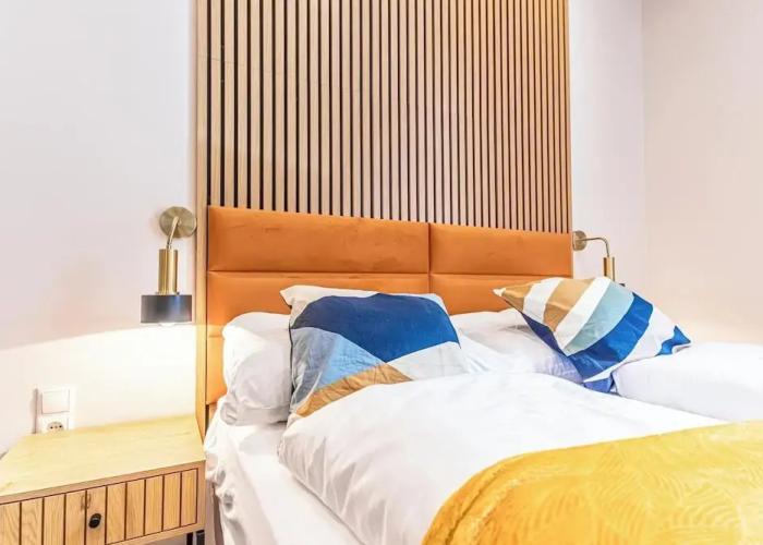4BR Apt. for Groups 6-Min to Stadthalle