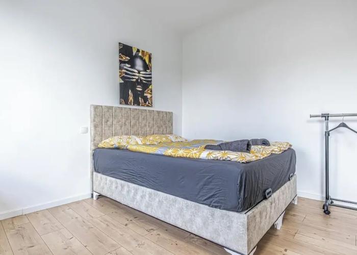 Cozy 3BR Apt with Garden Sleeps 10